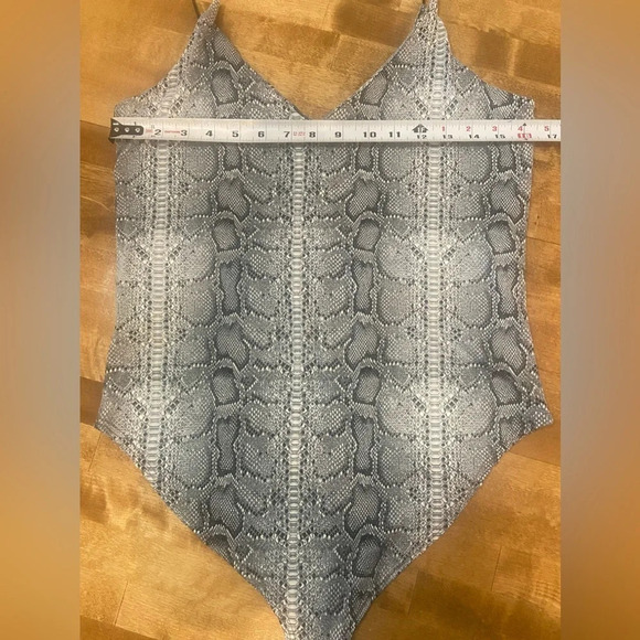 GAZE Spaghetti Strap Grey Snakeskin Bodysuit Size Large NWT - Picture 14 of 14